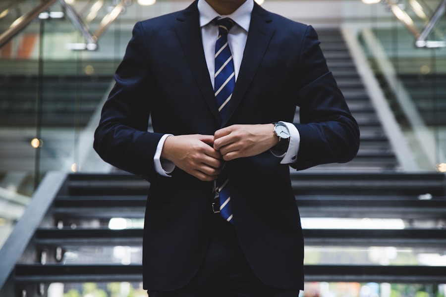 Imagen ilustrativa de una persona con perfil directivo de finanzas